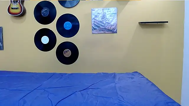 skinnyverus18 online show from April 16, 7:36 pm