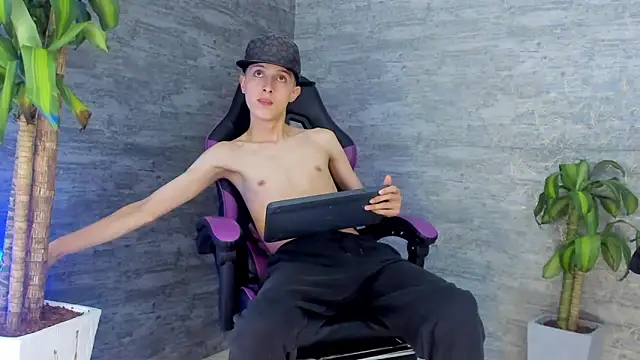 Snapshot of ArthurCox chatting on October 13, 5:35 pm ArthurCox online show from October 13, 5:35 pm