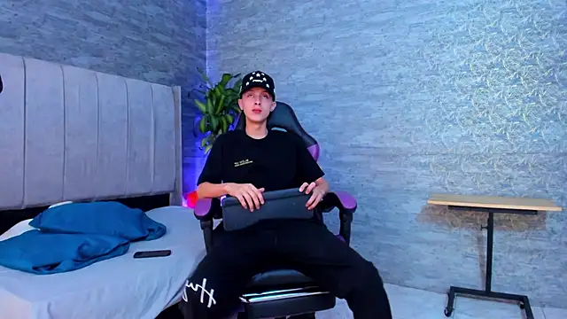 Snapshot of ArthurCox chatting on November 5, 5:35 pm ArthurCox online show from November 5, 5:35 pm