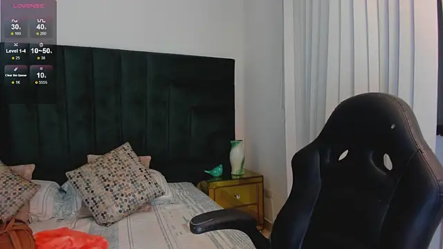 SaraWagner  online show from October 31, 12:44 am