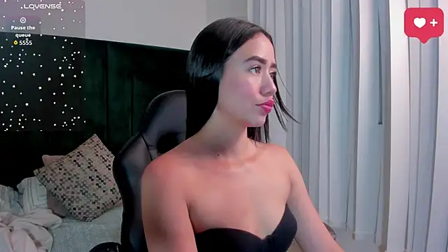 SaraWagner  online show from April 7, 12:11 am