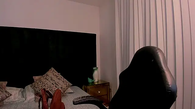 SaraWagner  online show from April 11, 12:15 am