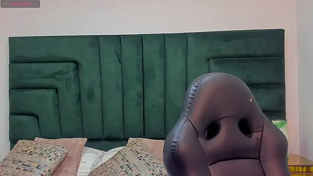 SaraWagner  online show from April 12, 12:04 am