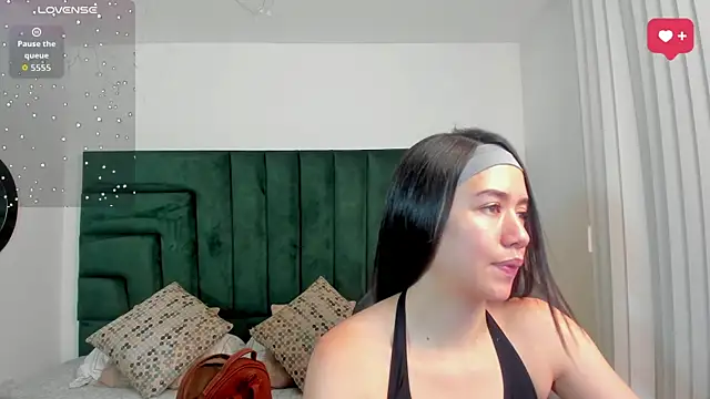 SaraWagner  online show from April 13, 12:05 am