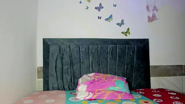 Snapshot of emmie_bunny chatting on April 6, 1:58 am emmie bunny online show from April 6, 1:58 am