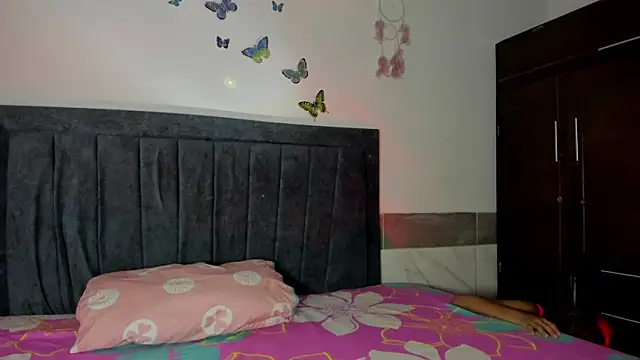 Snapshot of emmie_bunny chatting on April 13, 1:22 am emmie bunny online show from April 13, 1:22 am