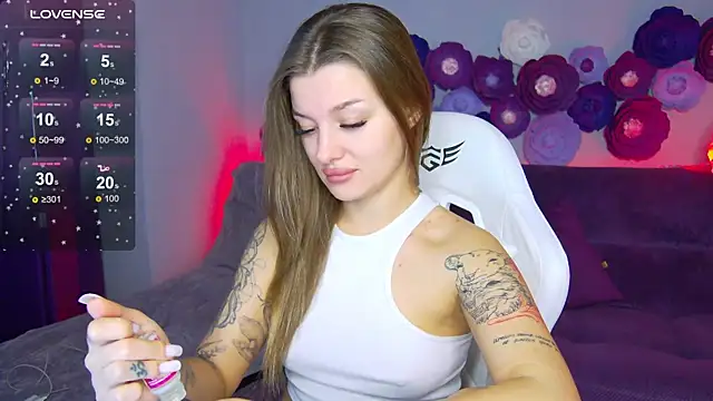 Snapshot of LindaBrilliant chatting on October 23, 2:11 am LindaBrilliant online show from October 23, 2:11 am