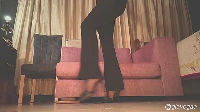 Snapshot of gigifontaine__ chatting on December 3, 9:57 pm gigifontaine online show from December 3, 9:57 pm