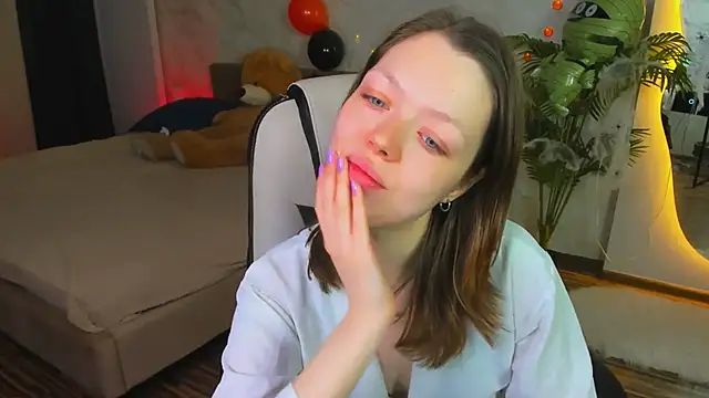 Lunar Lily online show from November 3, 5:31 am