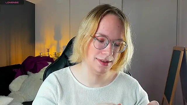 Amanda Butlerr online show from November 2, 2:30 pm