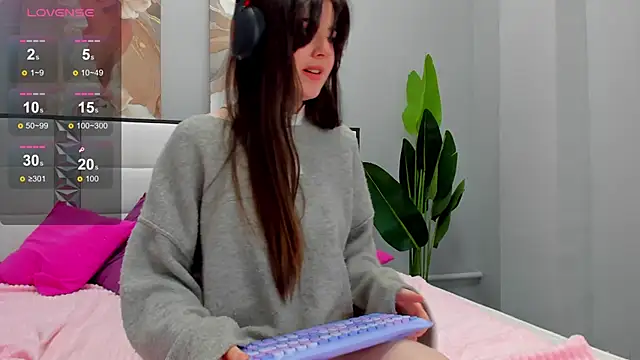 Snapshot of CloveDia chatting on October 5, 5:06 am CloveDia online show from October 5, 5:06 am