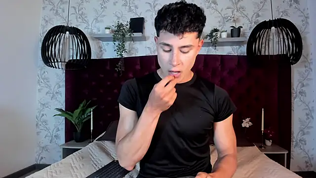 AustinJones  online show from November 19, 7:14 pm