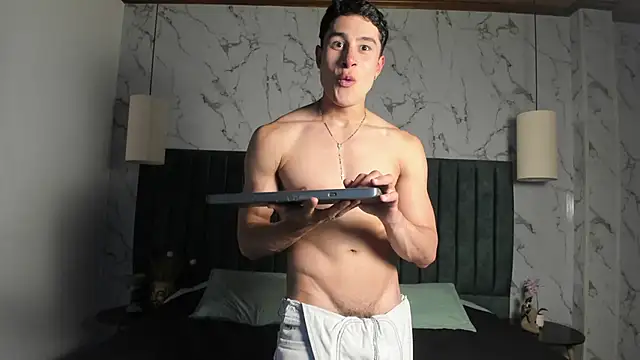 AustinJones  online show from April 20, 8:32 pm