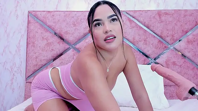 Snapshot of HOT_EMIILY_ chatting on October 20, 11:32 am HOT EMIILY online show from October 20, 11:32 am