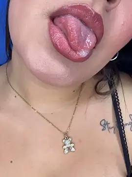 Snapshot of Bella-kim- chatting on October 18, 4:15 am Bella-kim- online show from October 18, 4:15 am