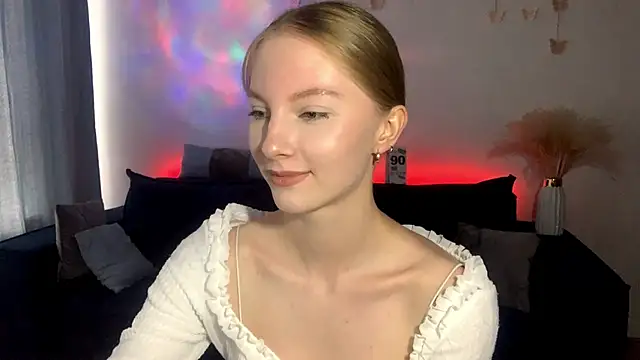 Snapshot of BrightAnnie chatting on September 18, 1:02 pm BrightAnnie online show from September 18, 1:02 pm