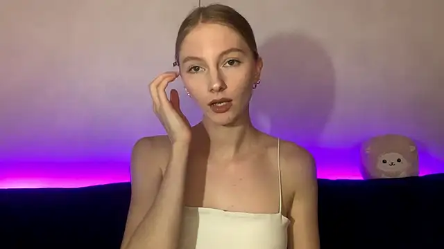 Snapshot of BrightAnnie chatting on September 19, 5:02 pm BrightAnnie online show from September 19, 5:02 pm