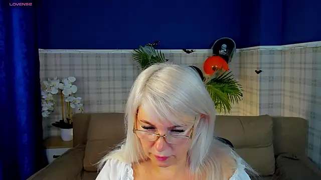 Snapshot of Hella_Fabel chatting on October 31, 1:17 am Hella Fabel online show from October 31, 1:17 am