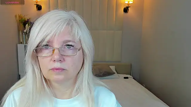 Snapshot of Hella_Fabel chatting on June 7, 1:10 am Hella Fabel online show from June 7, 1:10 am