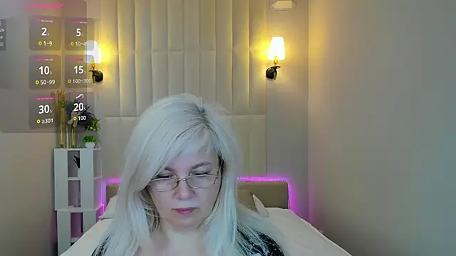 Snapshot of Hella_Fabel chatting on June 8, 1:09 am Hella Fabel online show from June 8, 1:09 am