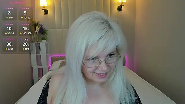 Snapshot of Hella_Fabel chatting on June 8, 1:28 am Hella Fabel online show from June 8, 1:28 am
