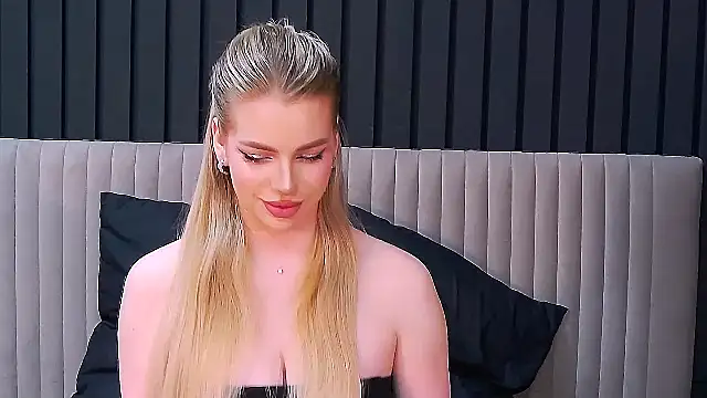 Snapshot of MilanaCeleste chatting on November 27, 6:10 pm MilanaCeleste online show from November 27, 6:10 pm