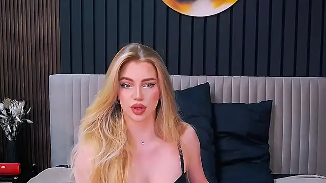 Snapshot of MilanaCeleste chatting on November 30, 3:54 am MilanaCeleste online show from November 30, 3:54 am