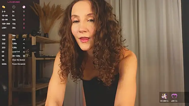 Snapshot of laracroftmansion chatting on October 1, 5:19 pm laracroftmansion online show from October 1, 5:19 pm