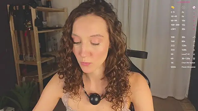 Snapshot of laracroftmansion chatting on October 2, 7:10 pm laracroftmansion online show from October 2, 7:10 pm