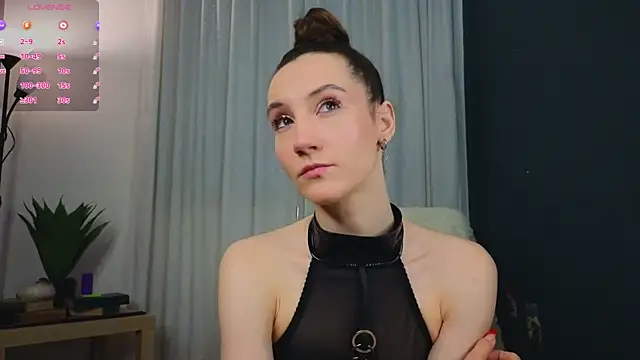 Snapshot of laracroftmansion chatting on May 22, 3:17 pm laracroftmansion online show from May 22, 3:17 pm