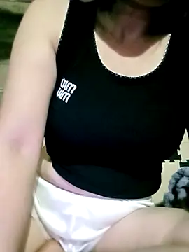 Snapshot of Surrilove chatting on December 5, 4:25 pm Surrilove online show from December 5, 4:25 pm