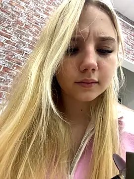 Snapshot of Sky_Cutie chatting on October 30, 4:14 am Sky Cutie online show from October 30, 4:14 am