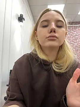 Snapshot of Sky_Cutie chatting on October 31, 4:57 am Sky Cutie online show from October 31, 4:57 am