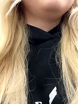 Snapshot of Sky_Cutie chatting on November 2, 4:37 am Sky Cutie online show from November 2, 4:37 am