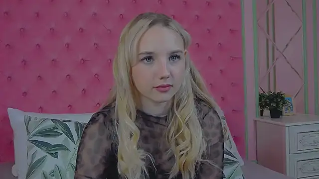 Snapshot of Sky_Cutie chatting on November 7, 4:45 am Sky Cutie online show from November 7, 4:45 am