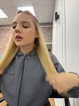 Snapshot of Sky_Cutie chatting on November 8, 4:23 am Sky Cutie online show from November 8, 4:23 am