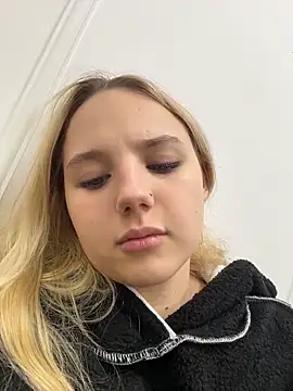 Snapshot of Sky_Cutie chatting on November 15, 4:32 am Sky Cutie online show from November 15, 4:32 am