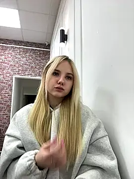 Snapshot of Sky_Cutie chatting on November 18, 3:23 am Sky Cutie online show from November 18, 3:23 am