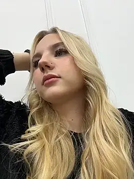 Snapshot of Sky_Cutie chatting on November 27, 4:25 am Sky Cutie online show from November 27, 4:25 am