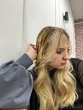 Snapshot of Sky_Cutie chatting on November 30, 4:16 am Sky Cutie online show from November 30, 4:16 am