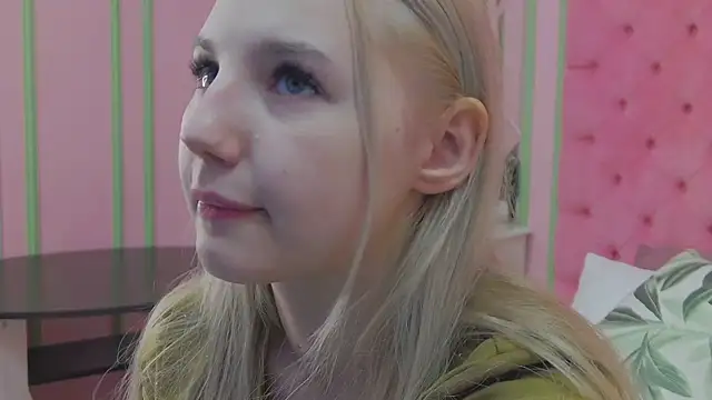 Snapshot of Sky_Cutie chatting on June 15, 4:15 am Sky Cutie online show from June 15, 4:15 am
