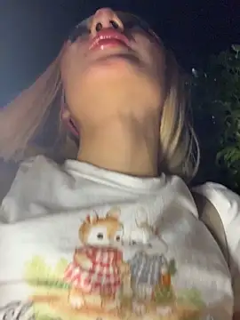 Snapshot of SweetBunnyGF chatting on December 3, 11:25 pm SweetBunnyGF online show from December 3, 11:25 pm