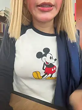 Snapshot of SweetBunnyGF chatting on March 4, 9:54 pm SweetBunnyGF online show from March 4, 9:54 pm