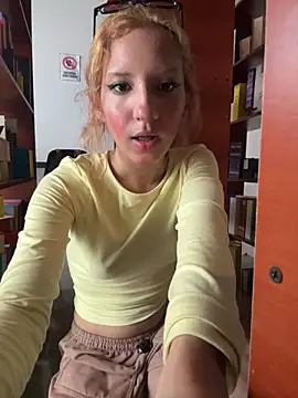 Snapshot of SweetBunnyGF chatting on April 3, 9:57 pm SweetBunnyGF online show from April 3, 9:57 pm