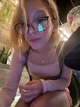 Snapshot of SweetBunnyGF chatting on June 22, 3:25 am SweetBunnyGF online show from June 22, 3:25 am