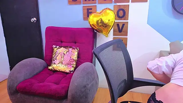 Victoria Fallon online show from November 25, 9:04 pm