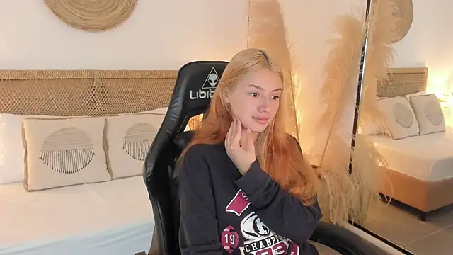 Snapshot of daniand_ chatting on September 22, 11:45 am daniand online show from September 22, 11:45 am