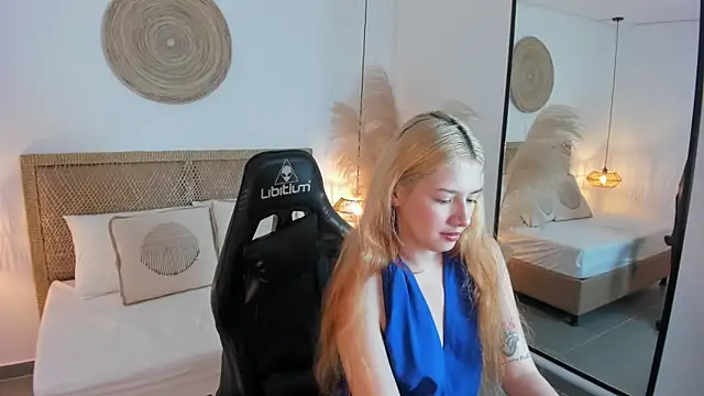 Snapshot of daniand_ chatting on September 30, 11:59 am daniand online show from September 30, 11:59 am