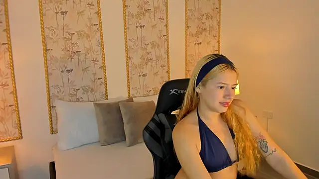 Snapshot of daniand_ chatting on October 21, 2:12 am daniand online show from October 21, 2:12 am