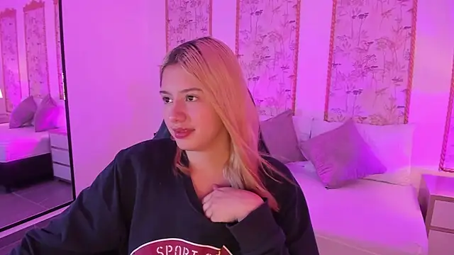 Snapshot of daniand_ chatting on November 13, 2:32 am daniand online show from November 13, 2:32 am